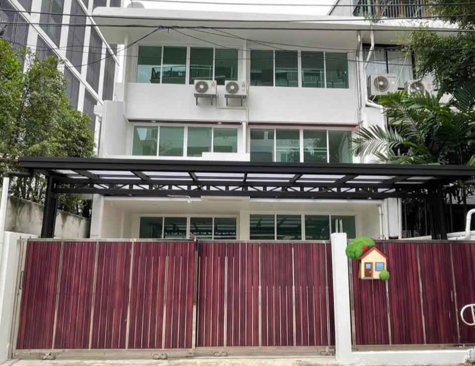 Townhouse for rent in Sathorn 3Bedrooms, 3 Bathrooms 32 Sq. Wah