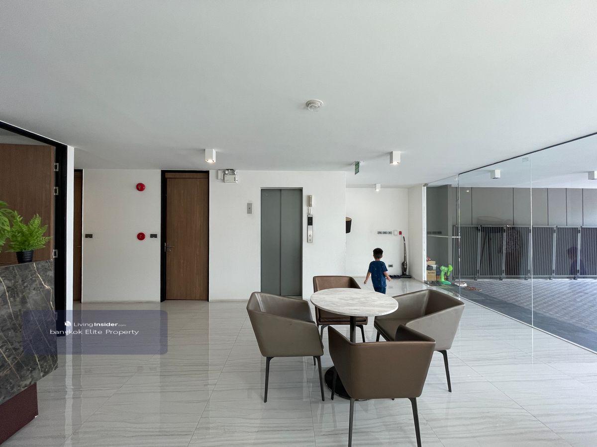 ให้เช่า Home Office ชั้น พระราม9 ใกล้ The Nine พร้อมลิฟท์ส่วนตัว Loading...