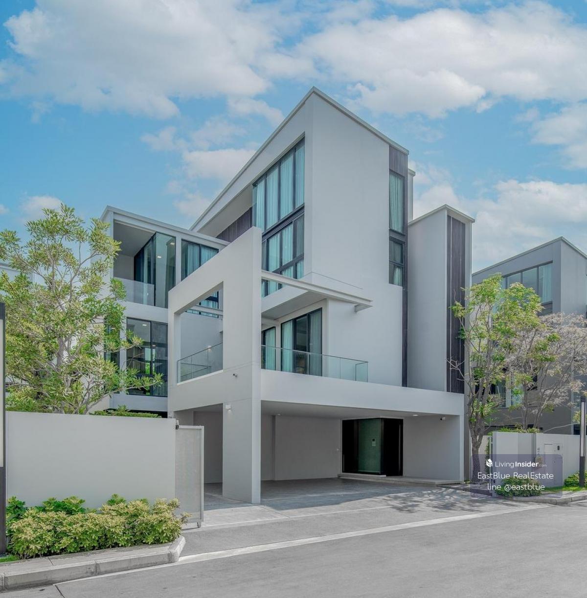 บ้านหรู 4 ห้องนอน พร้อมพื้นที่กว้างใหญ่ ใจกลางกรุงเทพ Luxury 4-Bedroom Home with Spacious Living in Central Bangkok Loading...