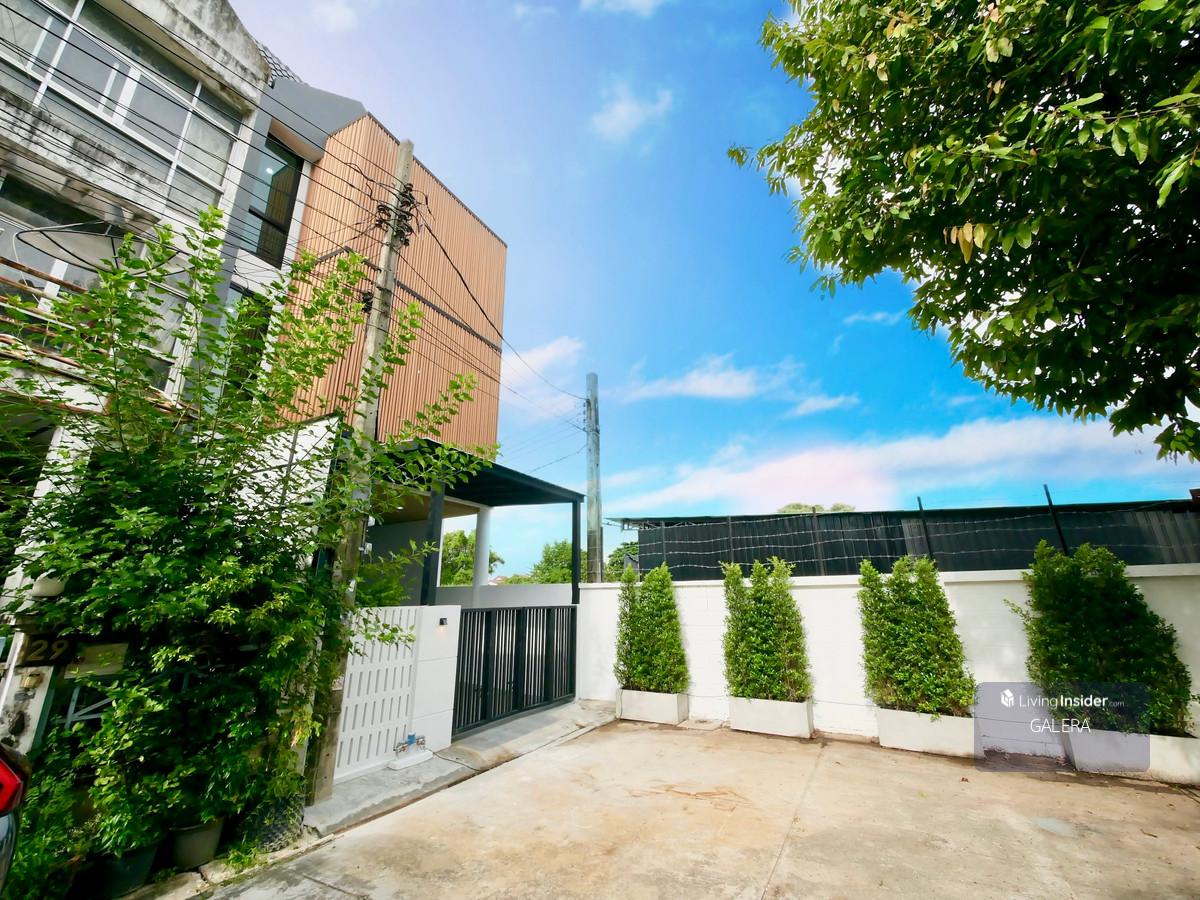 Sell 3 -story Home Office, new renovation, Soi Khubon 27, size 24 sq.m., there is a parking lot in front of the building Decorated with Loading...