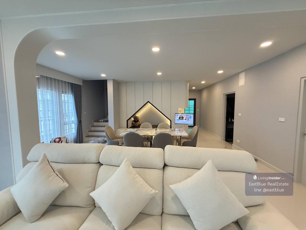 Luxury 4 bedroom house near Mega Bangna Luxurious 4-Bedroom Home Near Mega Bangna for Rent Loading...