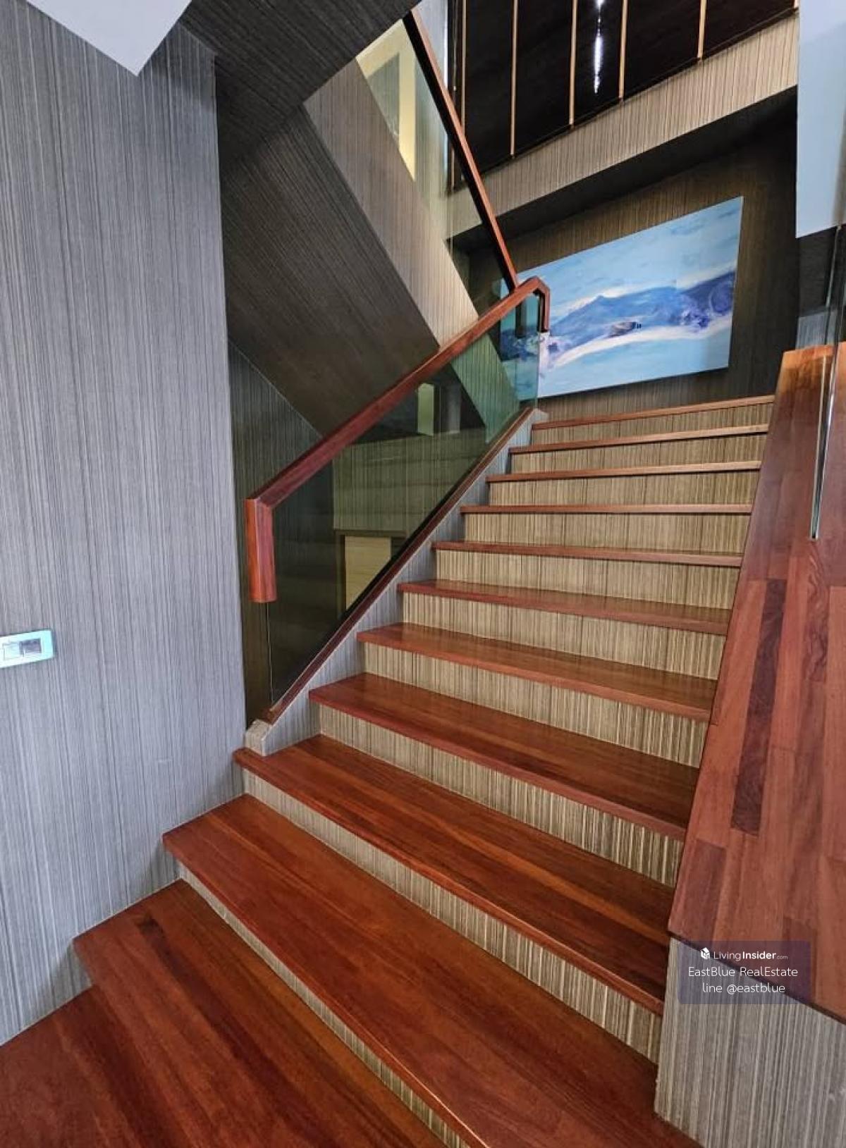 Luxurious detached house, The Gallery House Pattern, corner plot, in the heart of Lat Phrao. Near the center, convenient travel, with garden, fitness center and swimming pool. Loading...