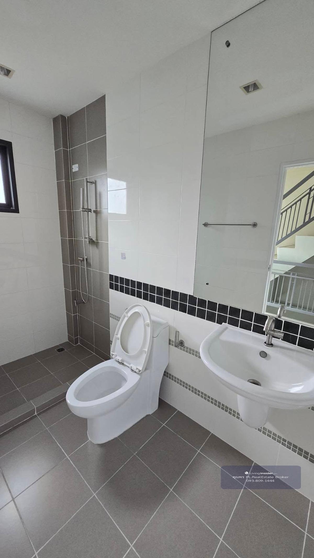 HR2946 Home office for rent, 3.5 floors, B Avenue project, next to Watcharaphon Road. Suitable for an office and stay Loading...