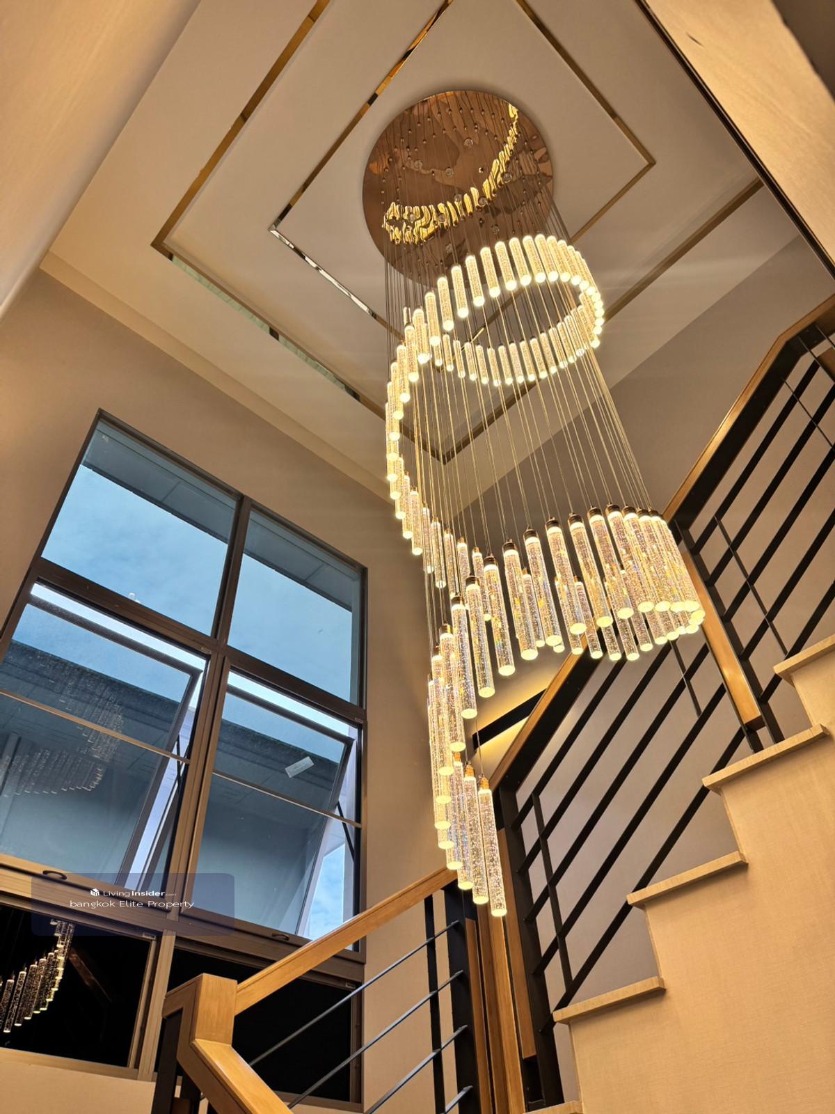 Luxurious detached house for rent, corner unit, The Palm Bangna-Wongwaen 1, beautifully decorated, 4 bedrooms, near Mega Bangna. Loading...