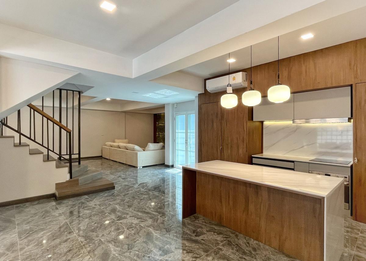 Elegant 5-Storey 4-BR Luxury Residence, Classic Elegance Meets Modern Comfort — Thonglor 25 Loading...