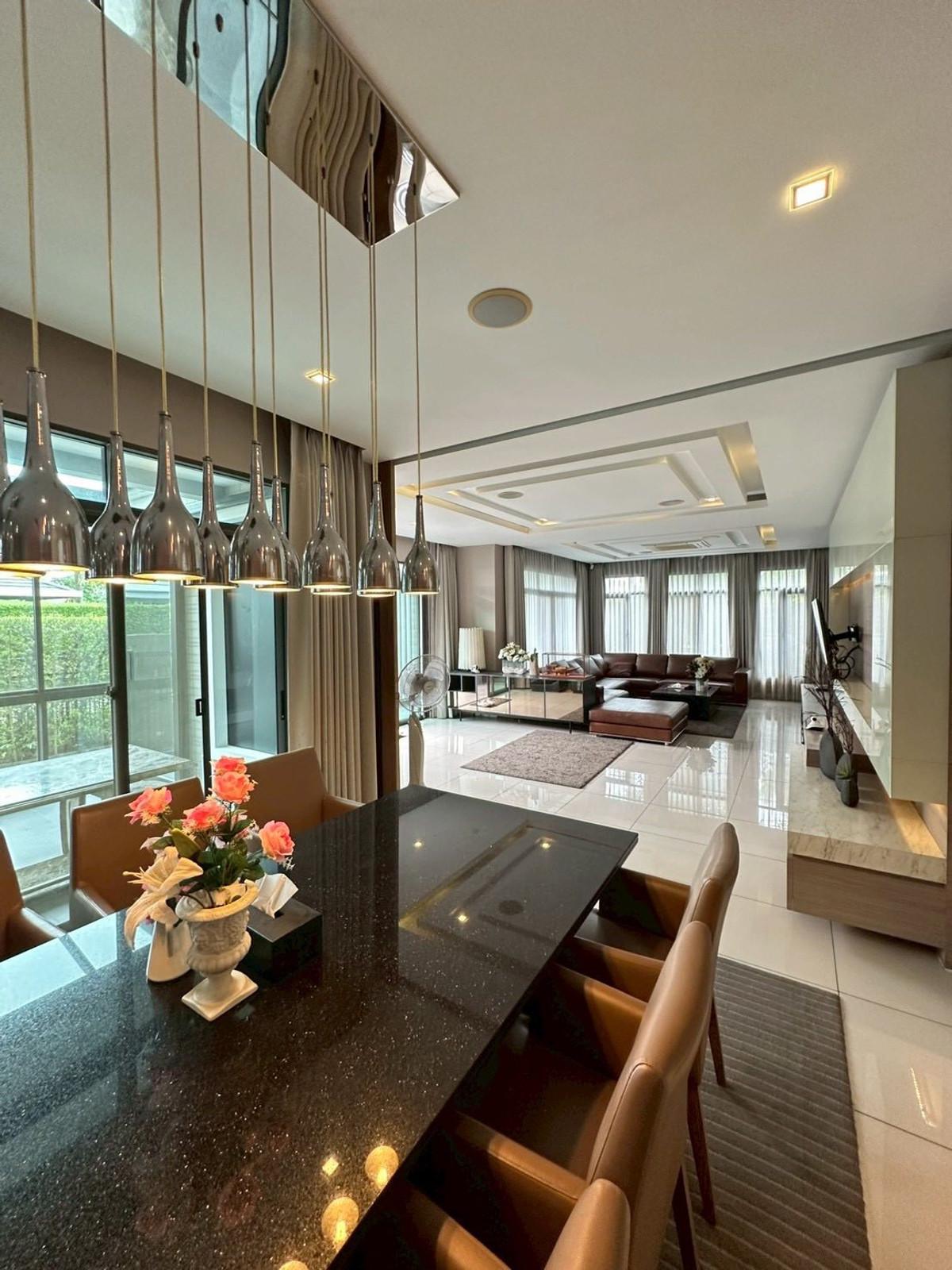 Luxury Modern 6-Bedroom Home at The Palm Pattanakarn 38 Loading...