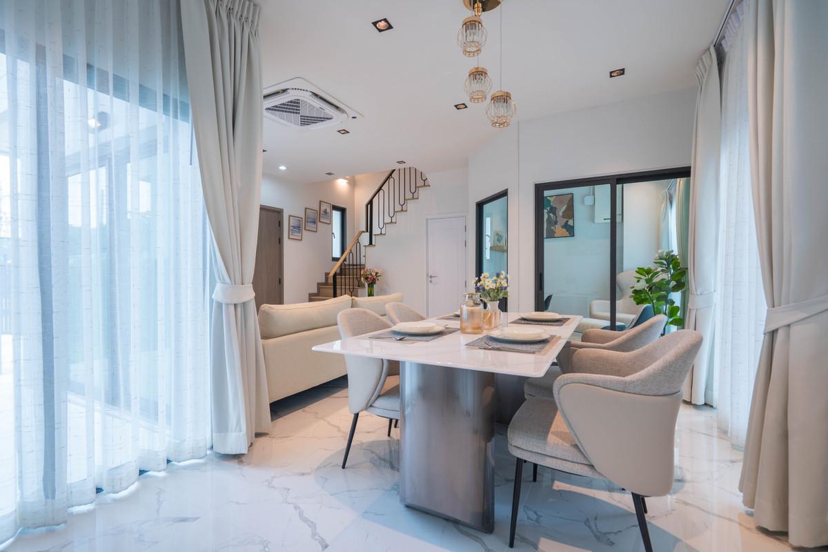 ให้เช่า บ้านทาวน์โฮม 4 ชั้น 4 ห้องนอน สไตล์โมเดิร์น สุดหรู ใกล้ MRT ศูนย์วัฒนธรรมบ้านใหม่แกะกล่อง ยังไม่เคยปล่อยเช่า!! Loading...