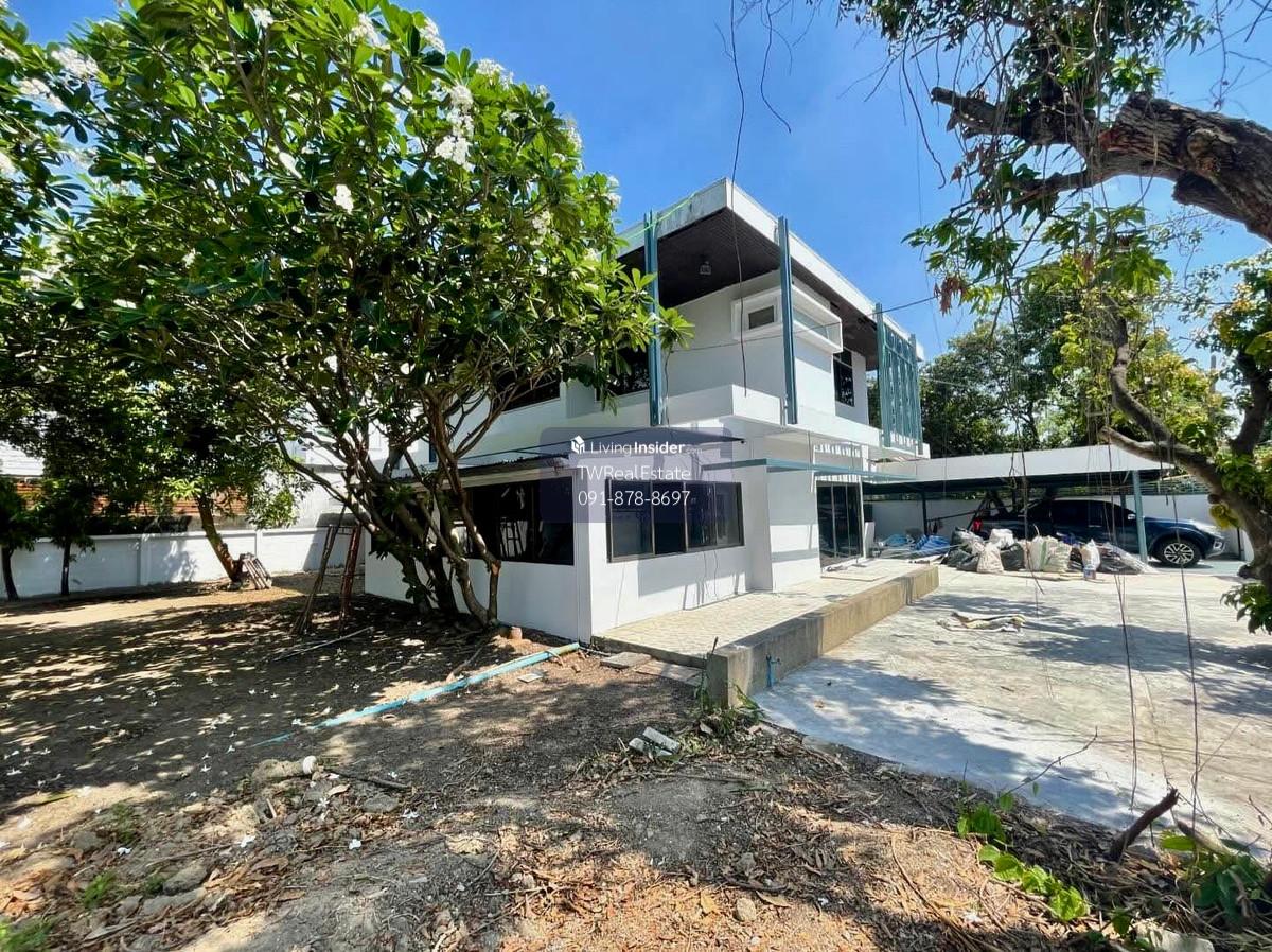 Spacious 2-Storey Detached House for Rent in Ratchadaphisek Soi 19 | Only 1 km from MRT Ratchada Large 200 sq.wah Land, 550 sq.m Usable Area – Ideal for Big Families or Executive Living in the Heart of Bangkok Loading...