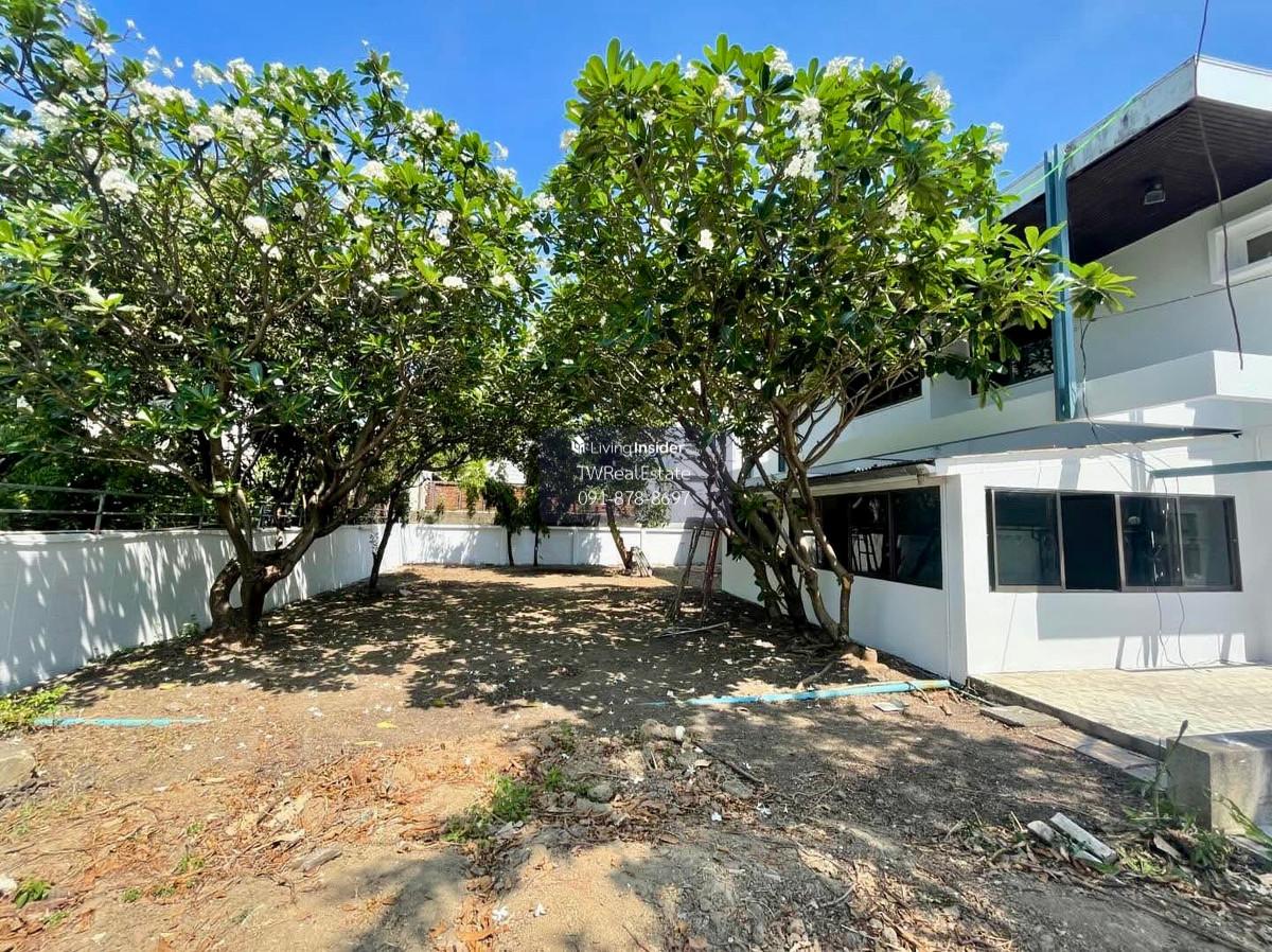 Spacious 2-Storey Detached House for Rent in Ratchadaphisek Soi 19 | Only 1 km from MRT Ratchada Large 200 sq.wah Land, 550 sq.m Usable Area – Ideal for Big Families or Executive Living in the Heart of Bangkok Loading...