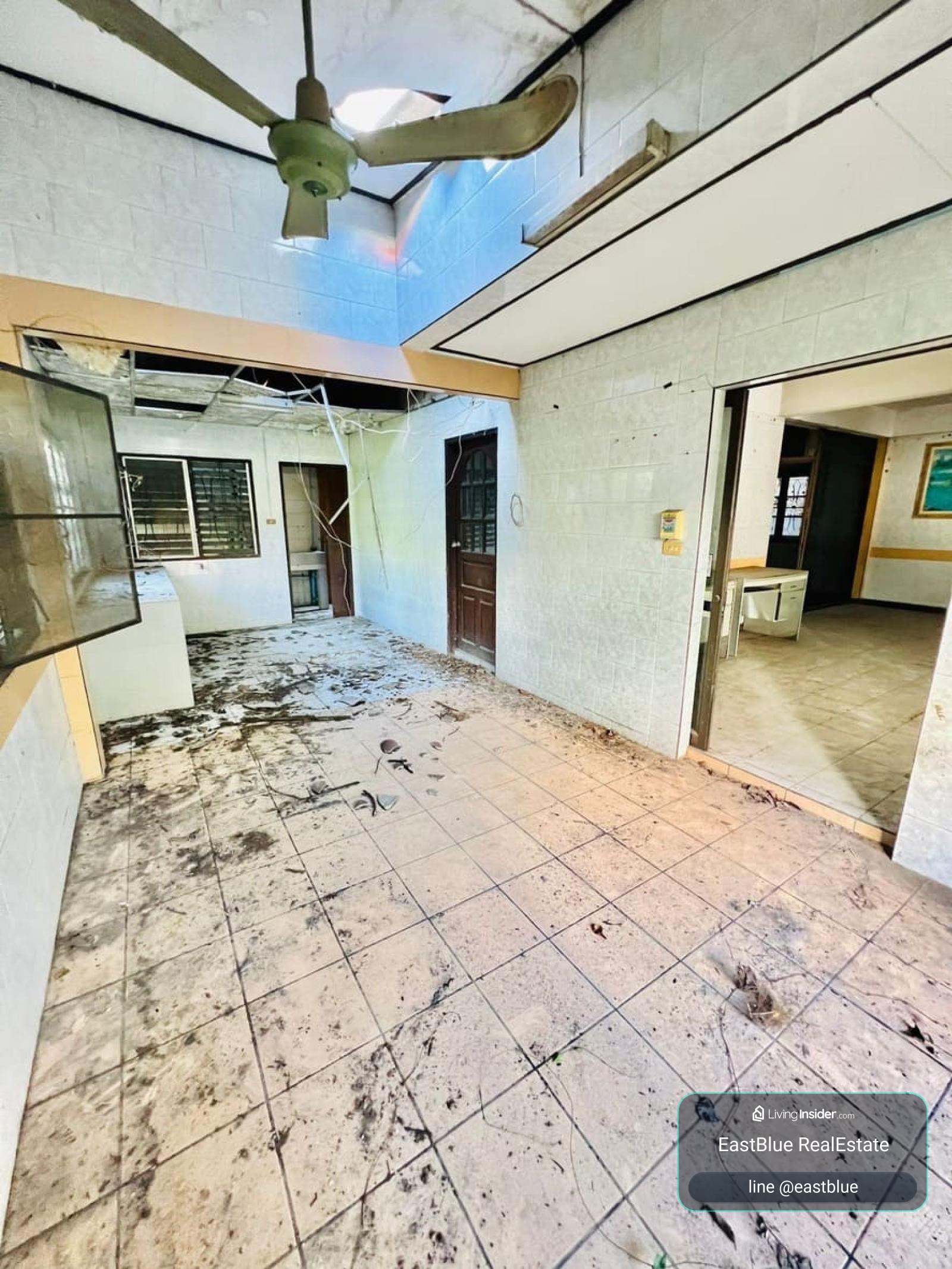 Spacious 4-Bed Townhouse in Lat Phrao Prime Location  Rare 100 Sq.wah Land with No Opposite House – Only 7.99M THB  Lat Phrao Gem: 4 Beds, 3 Baths on a Wide 27m Plot  Your Dream Home Near Rama 9 & Ratchada – Priced to Sell! 0642748883 – รูปที่ 3