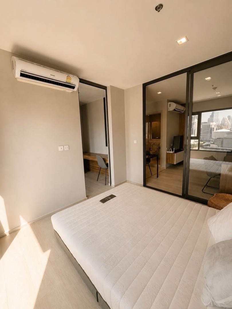 ✨ Rare Unit, full view of Central Embassy | Walk-in Closet | Ready to move in

🔥 Beautiful room exactly as described, Prime location in the heart of Sukhumvit. 

🏙 Life One Wireless | near BTS Ploenchit
🌐 Free Wi-Fi – รูปที่ 3