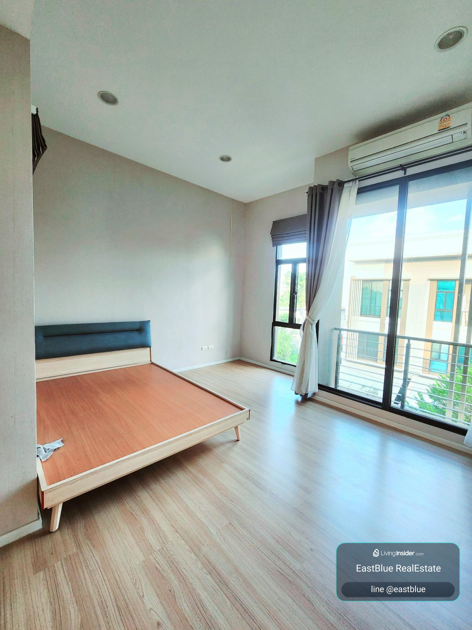 Corner 3-Story Townhome in Baan Klang Muang Kalpapruek 
Spacious 3 Bed, 3 Bath with Pool & Gym Access

Prime Location Near Big C & Seacon Square 
Easy City Access – Just 15-20 Mins to Sathorn Area – รูปที่ 4