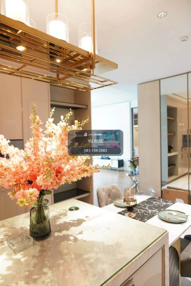 Kraam สุขุมวิท 26 คอนโดแต่งหรูสไตล์ Modern Luxury โทนสีขาวตัดทอง เพดานสูงโปร่ง หน้าต่างกระจกทรงสูง วิวเมืองกว้าง พร้อมมุมทำงานสุดสะบาย พร้อมเข้าอยู่ – รูปที่ 2