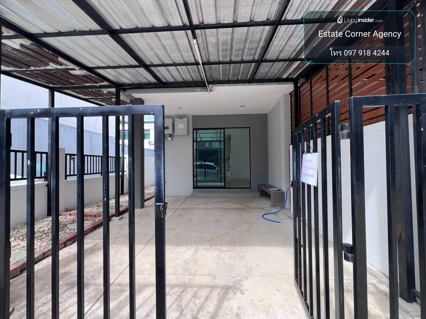 98193 - ขาย/ให้เช่า ทาวน์เฮาส์ 2 ชั้น ห้องหัวมุม หมู่บ้านเสนาวีว่า เพชรเกษม-พุทธมณฑลสาย 7 พร้อมเข้าอยู่ ทำเลดี – รูปที่ 2