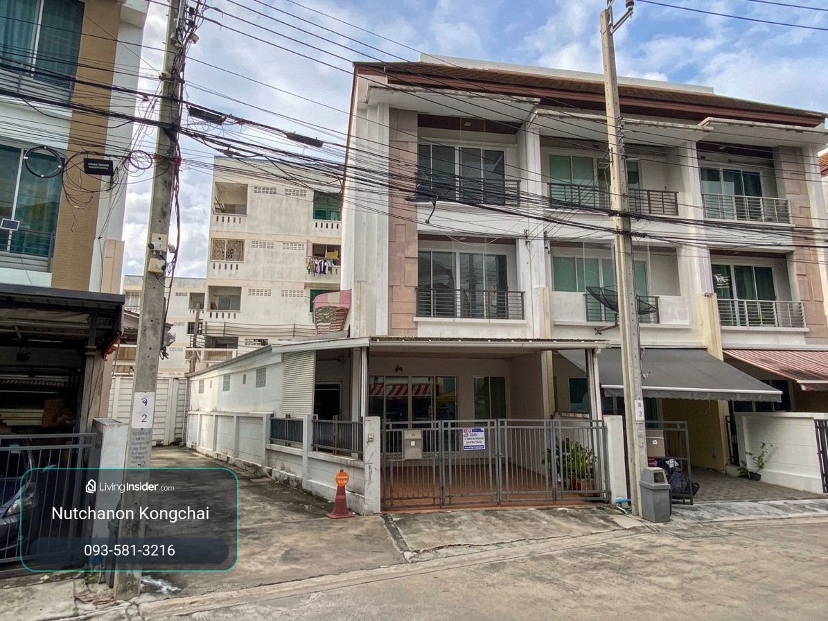 House for sale in the middle of the city, Lat Phrao 101 — Townhome, corner plot, main road, large area 34.8 sq m., single house function, 3 bedrooms, 3 bathrooms + addition of a multi-purpose room. Near the Yellow Line, only 5.33 million baht! – รูปที่ 2